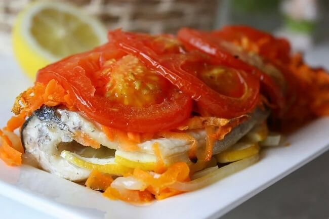 Рыба, запечённая с помидорами